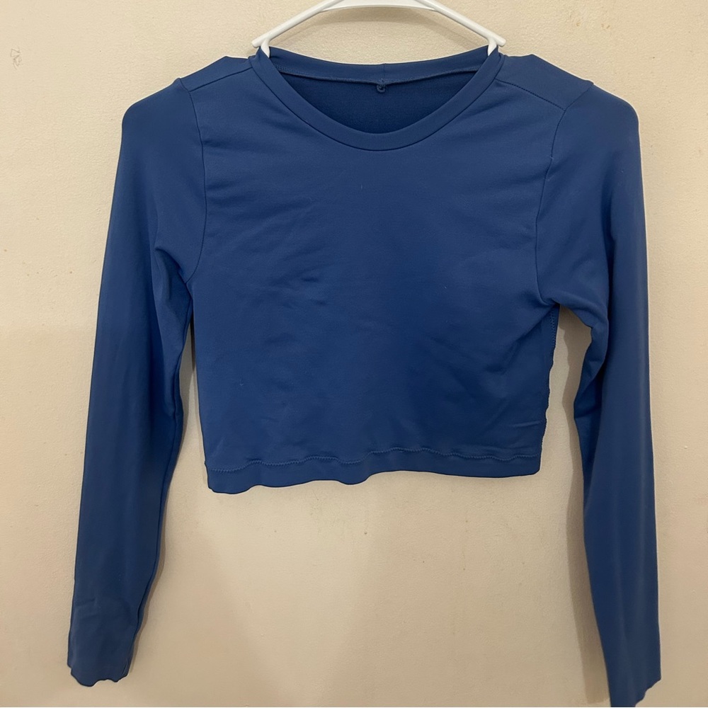 Cropped garage workout top